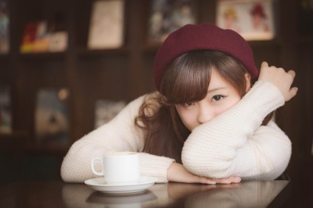 こちらを見ている女性