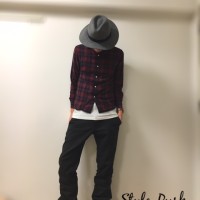 Aラインを意識したチェックシャツとスラックスのスナップ写真