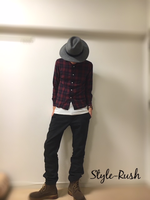 Aラインを意識したチェックシャツとスラックスのスナップ写真