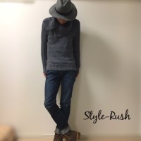 ゆったりニットとスキニーの可愛い系コーデのスナップ写真