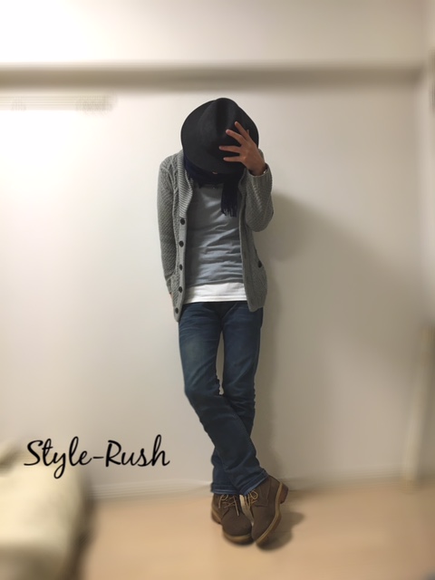 グレーカーディガンとTシャツのシンプルスタイルスナップ写真