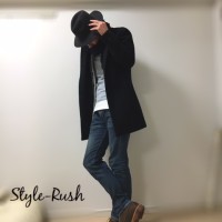 グレーカーディガンと黒チェスターコートのスナップ写真