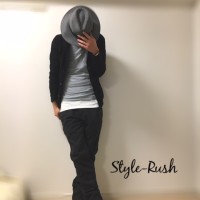 黒ニットカーディガンとTシャツシンプルコーデのスナップ写真