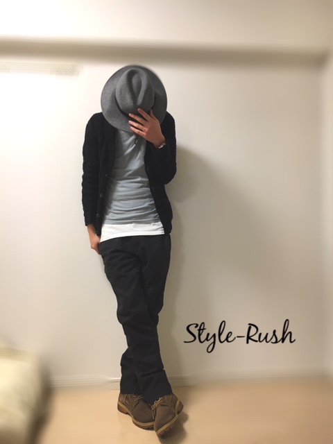 黒ニットカーディガンとTシャツシンプルコーデのスナップ写真