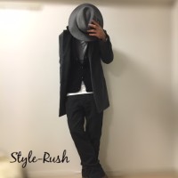 黒カーディガンとグレーチェスターコートのスナップ写真