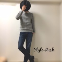 ユニクロニットと白シャツ合わせのスナップ写真