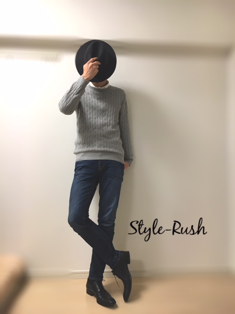 ユニクロニットと白シャツ合わせのスナップ写真