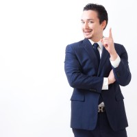 プラス1と指を立てている男性